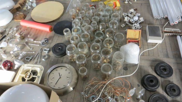 izmiještanje predmeta iz ateliera. oslobađanje prostora u studiju i osvajanje prostora u galeriji